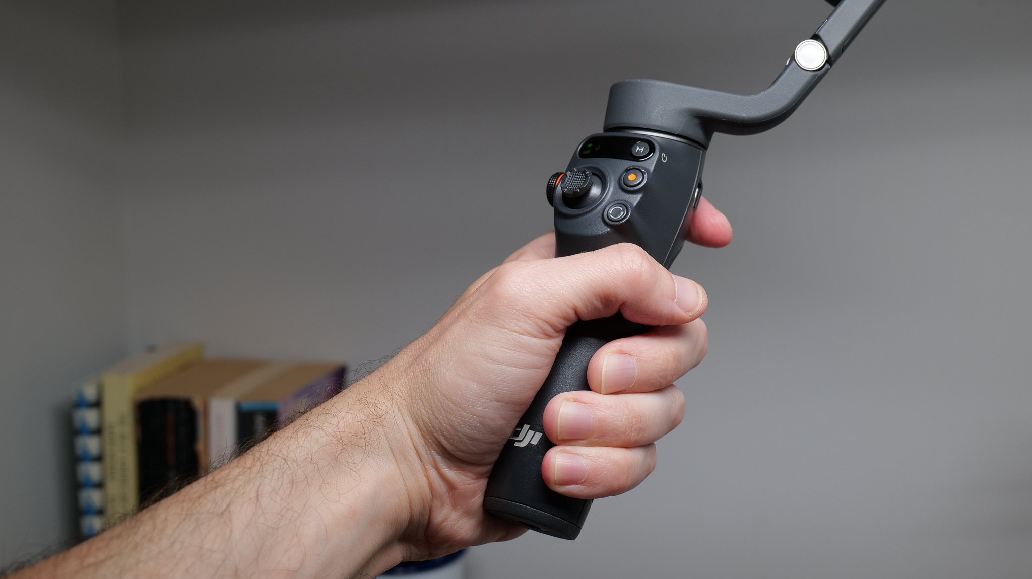 DJI Osmo Móvil 6 en la mano