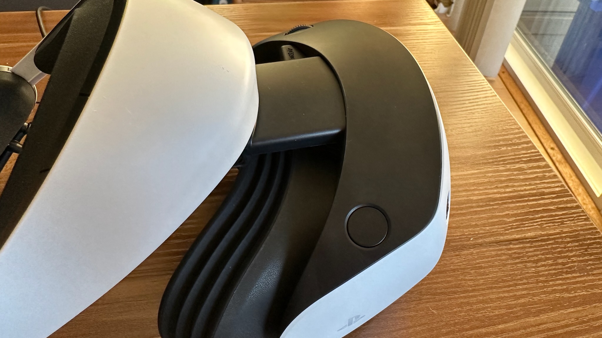 Close do Sony PS VR2 com fone de ouvido ajustado para ser aberto.