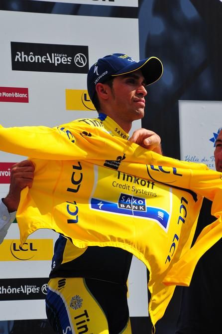 Alberto Contador (Tinkoff Saxo) tries on the Crit&eacute;rium du Dauphin&eacute; leaders jersey after stage 7