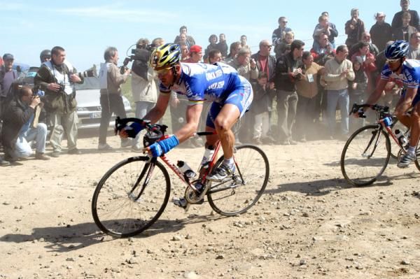 Johan Museeuw picks his line through the dirt