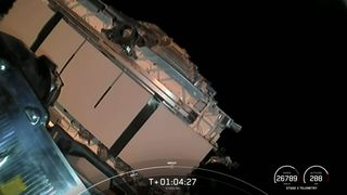 6 개의 Starlink 인터넷 위성을 탑재 한 SpaceX Falcon 9 로켓이 2021 년 5 월 9 일 플로리다에있는 Cape Canaveral Space Force Station의 Space Launch Complex 40에서 기록적인 10 번째 비행으로 발사되었습니다.