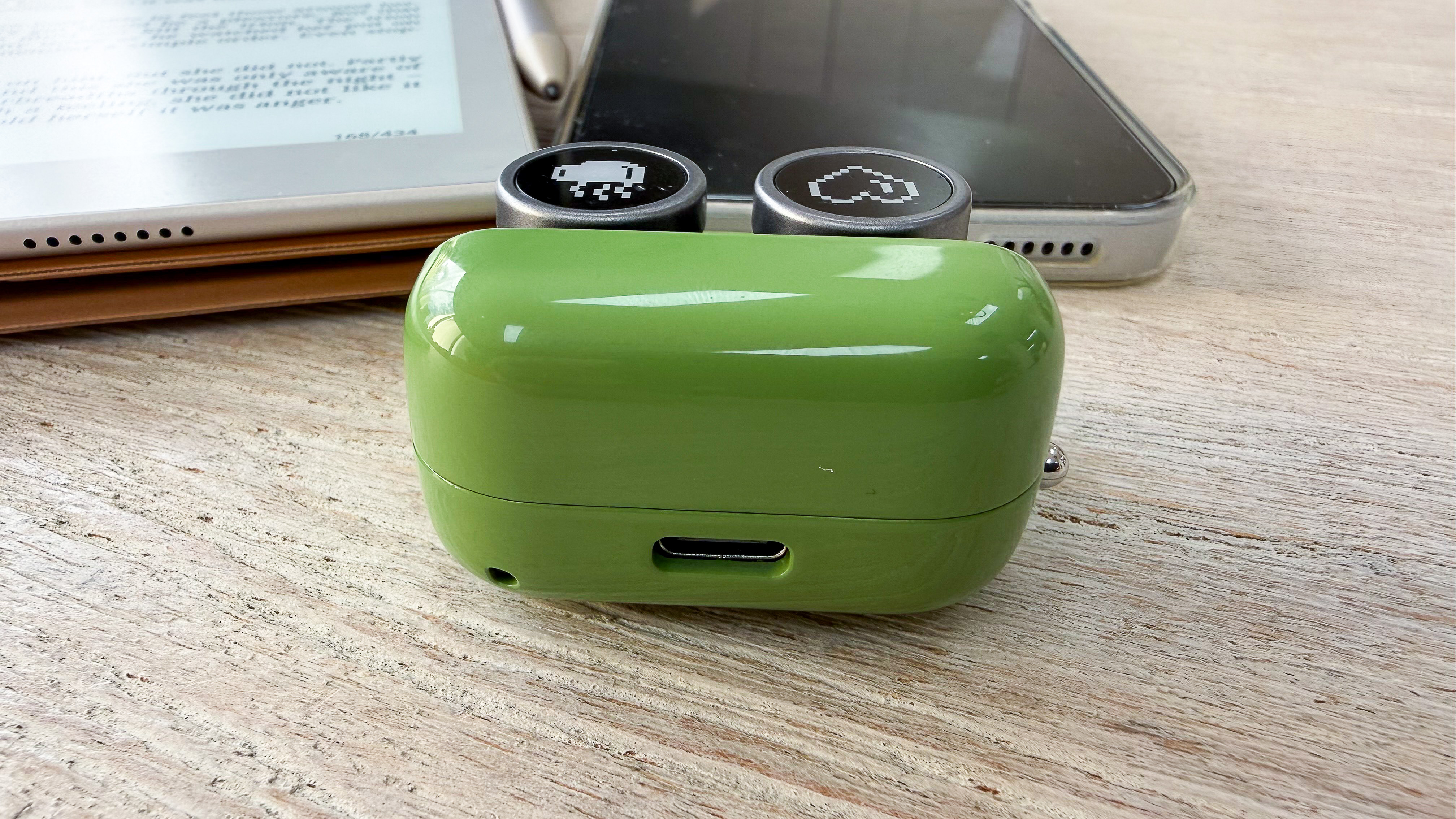 USB-C charging port on the rear of the Boox Tappy ereader page turner