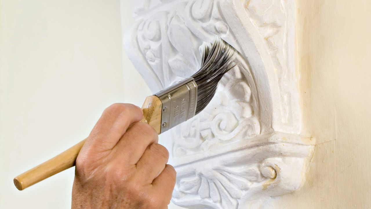 Expert guide to traditional plaster mouldings | Real Homes