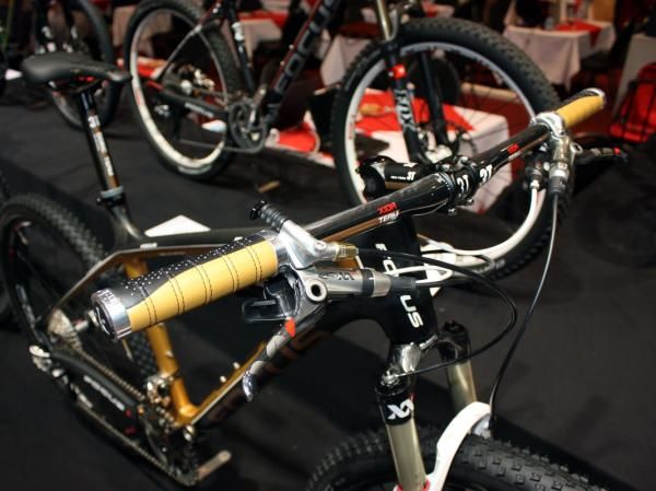 Focus includes a wide and flat 3T Xida bar on the top-end Raven 1.0 - but the color-coordinated fi'zi:k grips are too slippery for our taste.