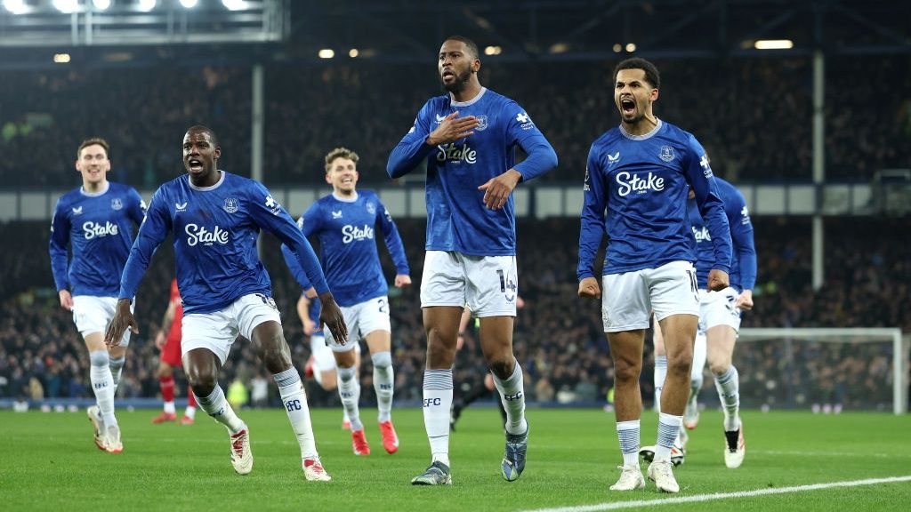 Beto of Everton celebrates with his teammates after scoring his team&#039;s first goal during the Premier League match between Everton FC and Liverpool FC at Goodison Park on February 12, 2025 in Liverpool, England. 