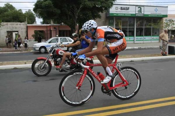 Local favourite Emmanuel Guevara (San Luis Somos Todos) on the attack