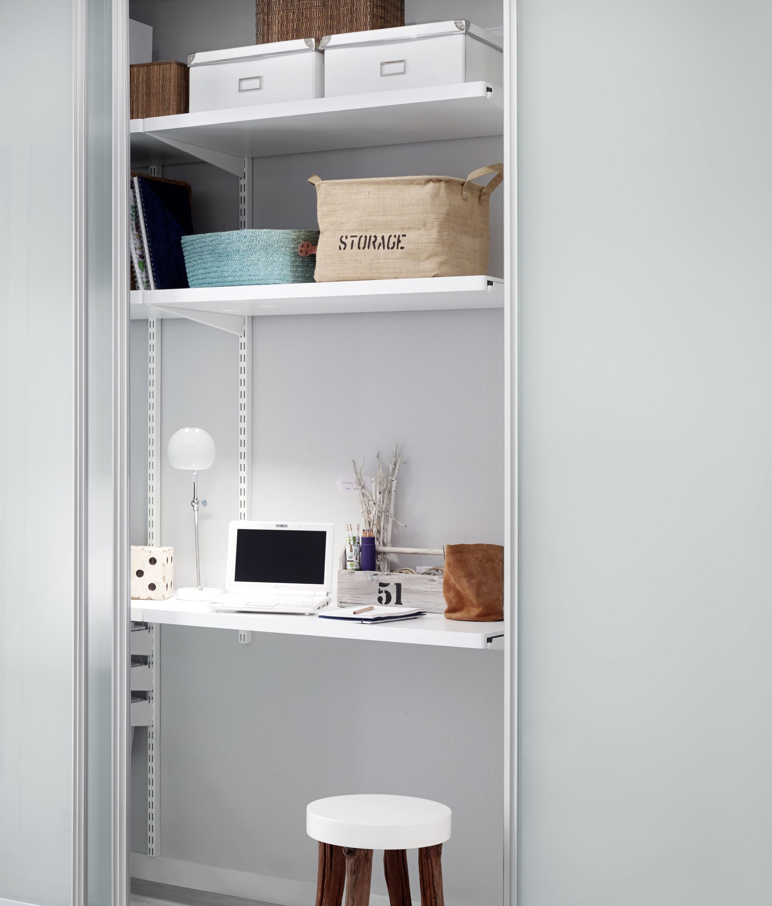 Малки идеи за домашен офис: 11 начина да извлечете максимума от работното си пространство Скрит офис в шкаф с рафтове от Елфа