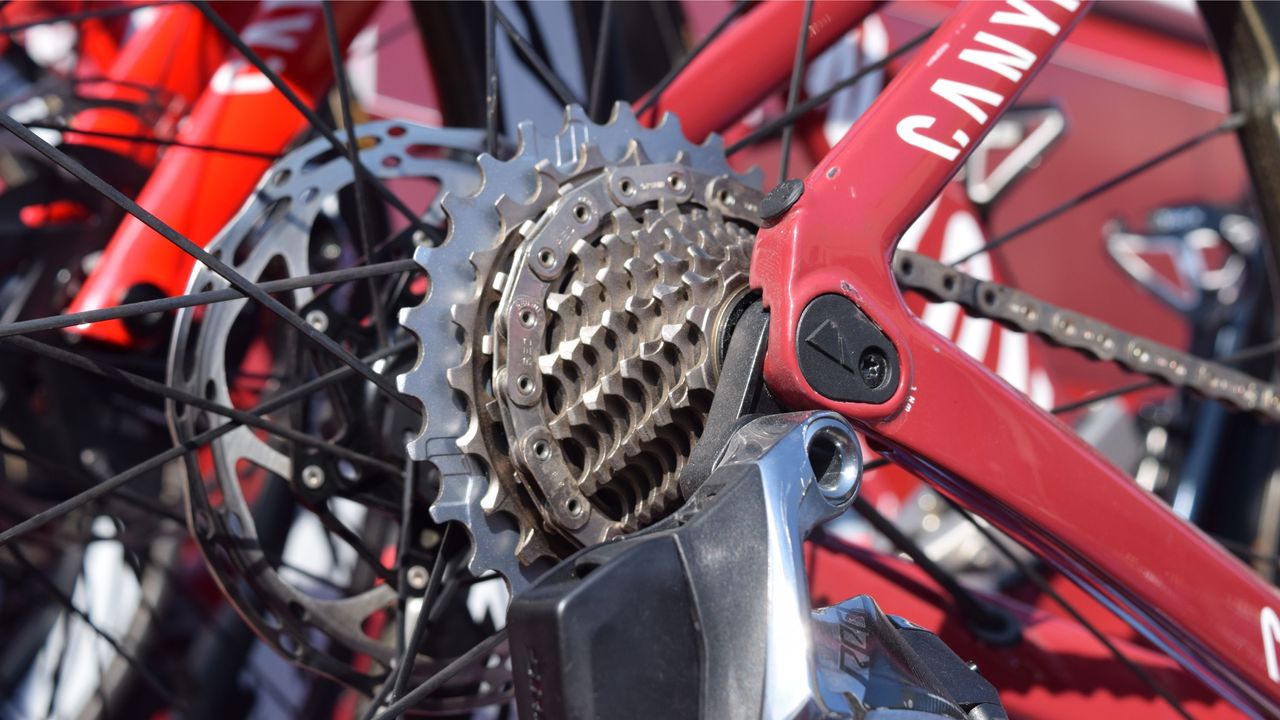 A look at Kittel's cassette and the new and unusual-looking chain from SRAM's new groupset