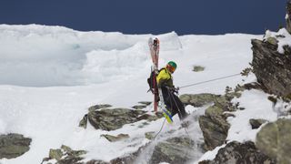 一名登山导游在登山工坊示范登山