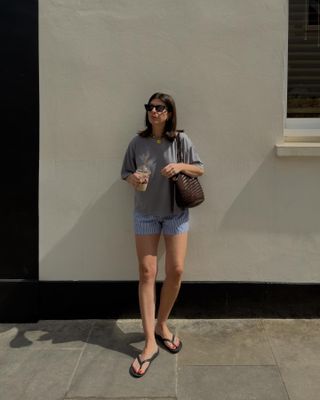 Die Influencerin trug schwarze Flip-Flops und Baumwollshorts.