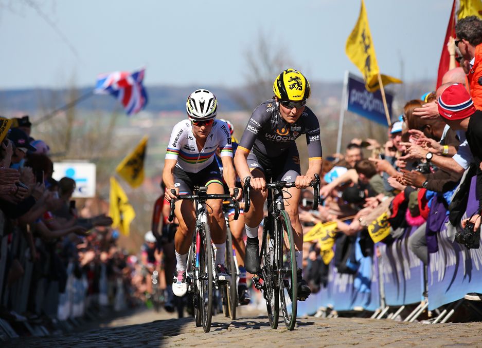 Lizzie Armitstead (Boels Dolmans) follows Emma Johansson (Wiggle High5)Lizzie Armitstead (Boels Dolmans) sits in second wheel