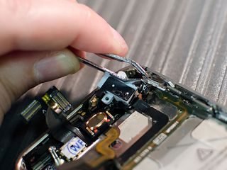 How to replace the headphone jack in an iPhone 4