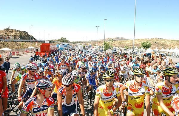 The peloton waiting to start