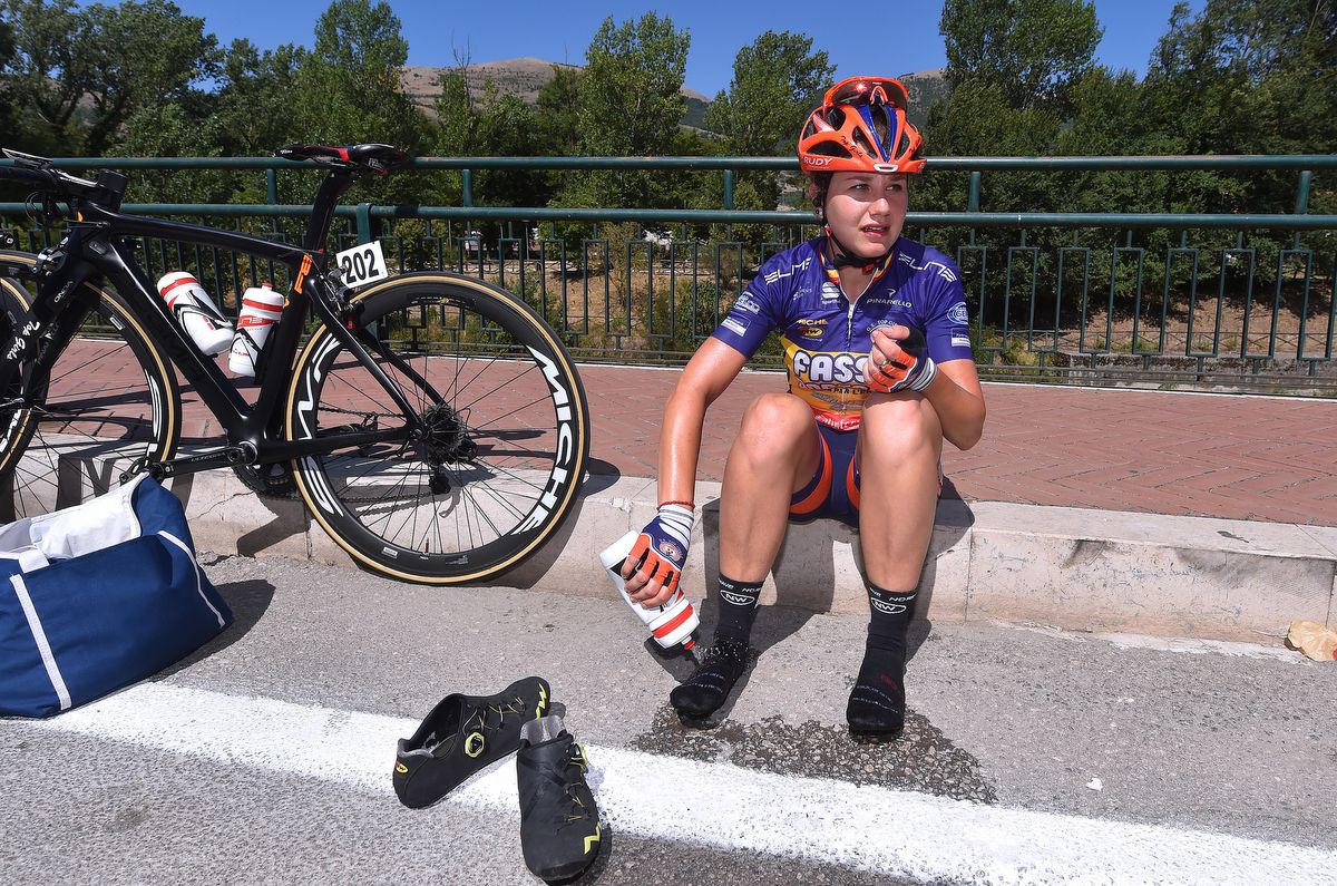 Ana Maria Covrig (Top Girls Fassa Bortolo) tries to cool down