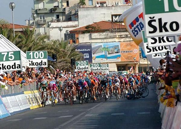 A crash 100 metres before the finish took out Yohann G&egrave;ne (Bouygues Telecom).