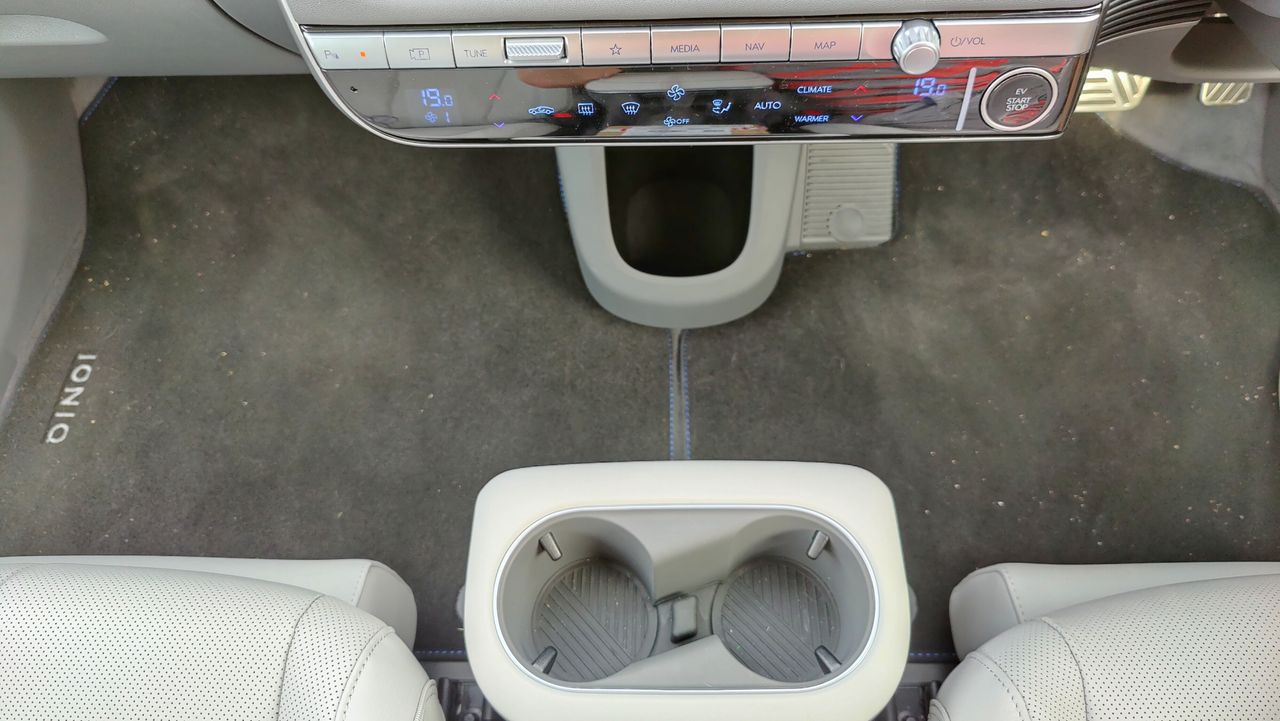 Space between front footwells in Ioniq 5