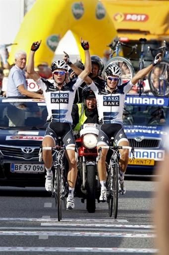 Matti Breschel claimed the stage and overall lead with the help of Saxo Bank teammate Jakob Fuglsang.