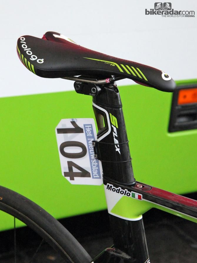 Merida tempers the stiff ride of the Reacto Evo frame somewhat with the inclusion of its S-Flex seatpost, which is designed to give a little under impact