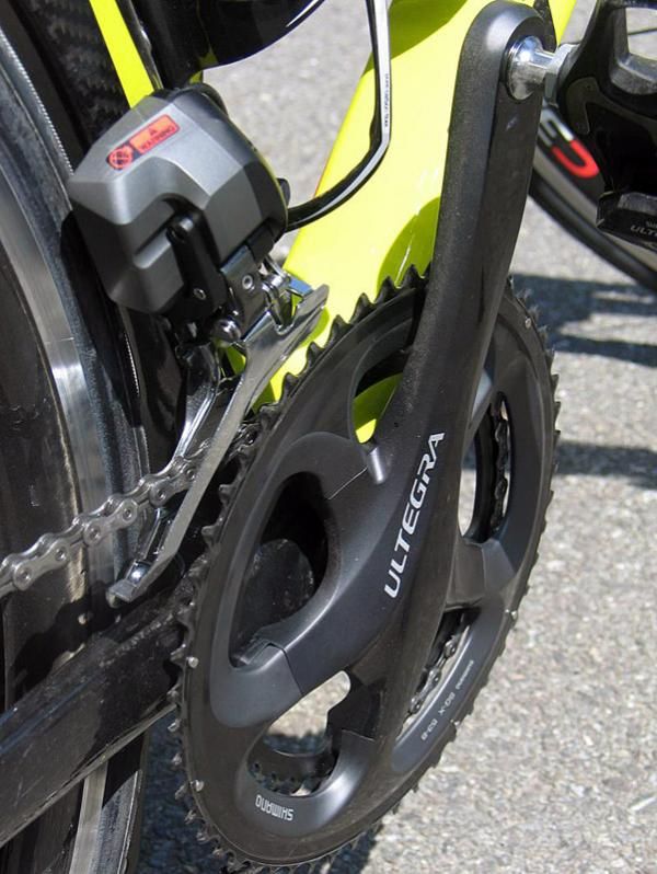 Like with the Dura-Ace version, the new Shimano Ultegra Di2 front derailleur is a rather bulky bit owing to the motor hardware contained within the housing.