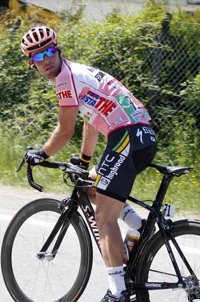 Maglia Rosa Mark Cavendish suffered a mechanical and had to switch bikes