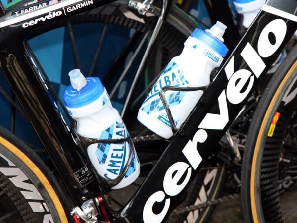Stout Arundel Mandible carbon cages are fitted to Tyler Farrar's (Garmin-Cervelo) Cervelo S3.