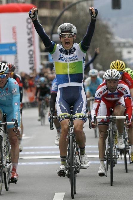 Daryl Impey delivers Orica-GreenEdge's second straight stage victory at Pais Vasco.