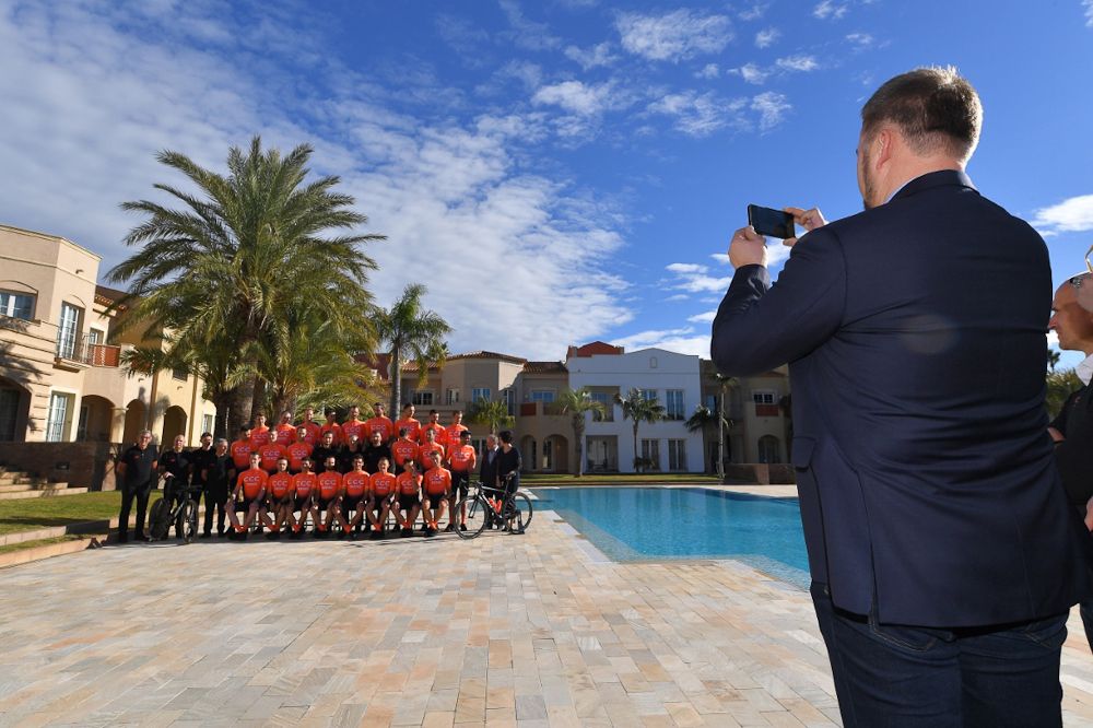Dariusz Miek, owner and CEO of the CCC Team, gets a team photo with his phone