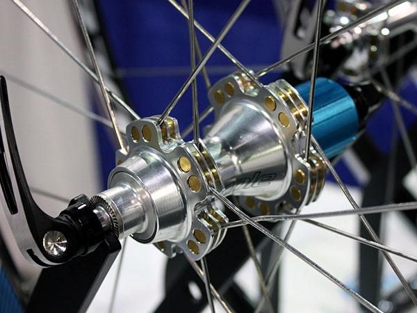 Cole's unique hub design threads one end of the double-threaded spokes in a rotating aluminum barrel nut for supposedly higher tensions.