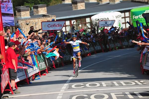Alberto Contador (Saxo Bank-Tinkoff Bank) has much to celebrate as he both wins the Vueta's 17th stage and takes over the race lead.