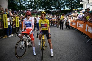 Canyon//SRAM Racing team's Polish rider Katarzyna Niewiadoma (C) laughs next to Fenix-Deceuninck team's Dutch rider Puck Pieterse (L) on startline of the 6st stage (out of 8) of the third edition of the Women's Tour de France cycling race, 159,2 km from Remiremont to Morteau, in France, on August 16, 2024. (Photo by JULIEN DE ROSA / AFP)