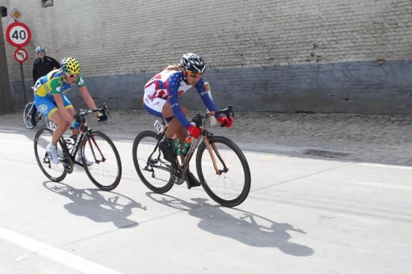 Carmen Small (United States) had an attacking kind of race, marked here by Chantal Blaak (AA Drink)