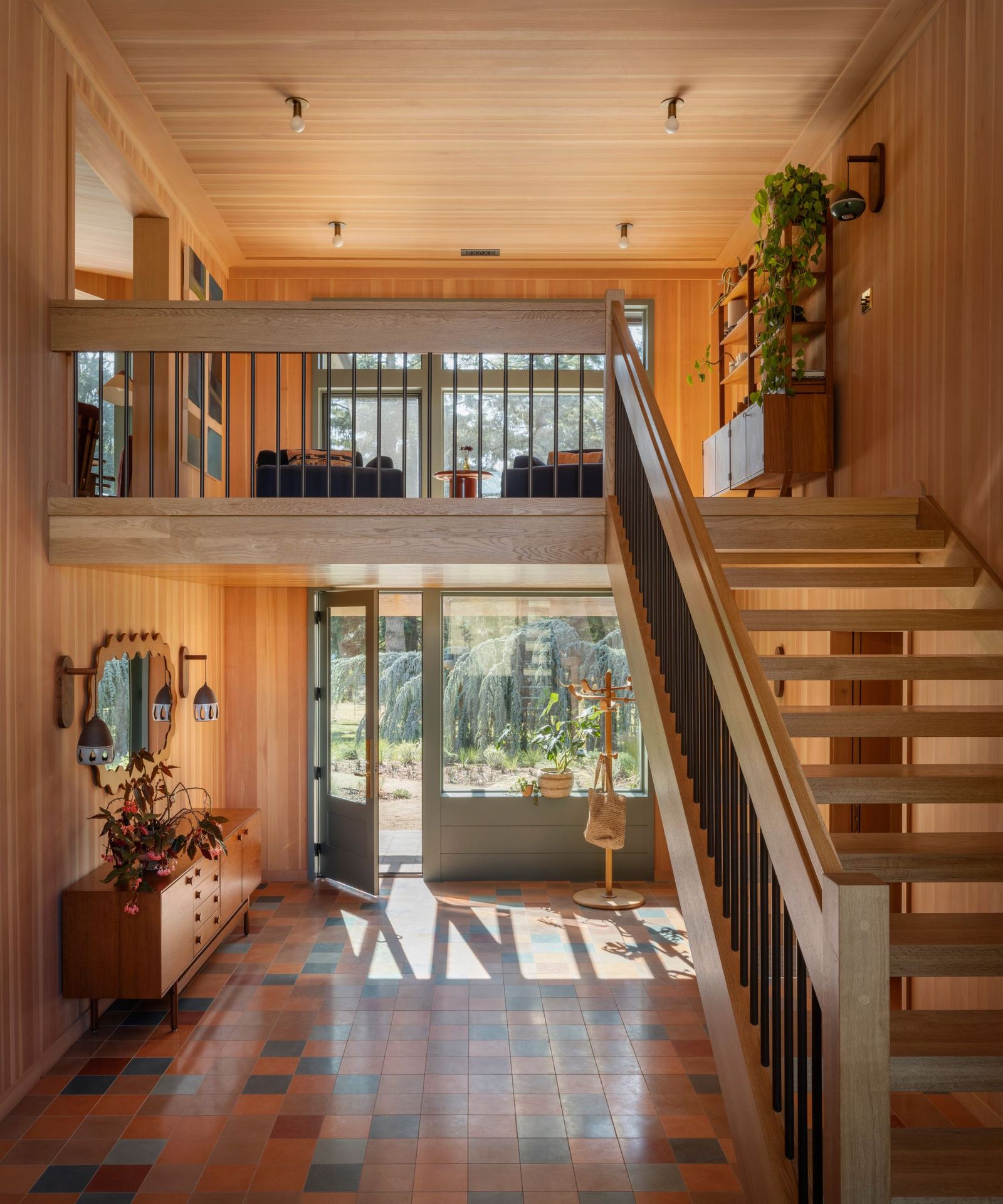 Tour an on trend retro riverhouse | Homes and Gardens