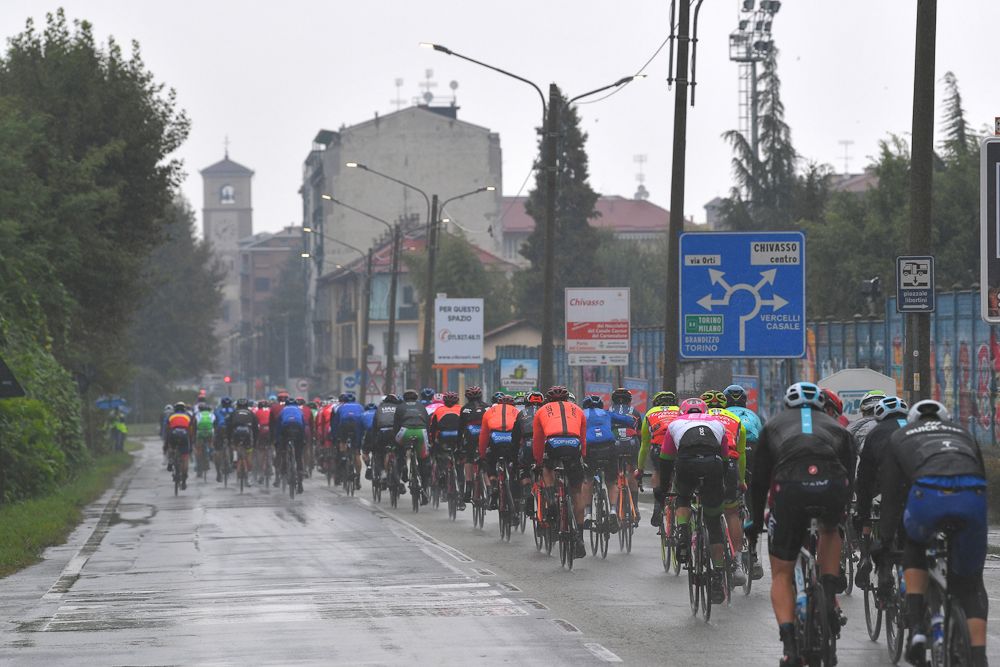 The Gran Piemonte peloton endures the heavy rain