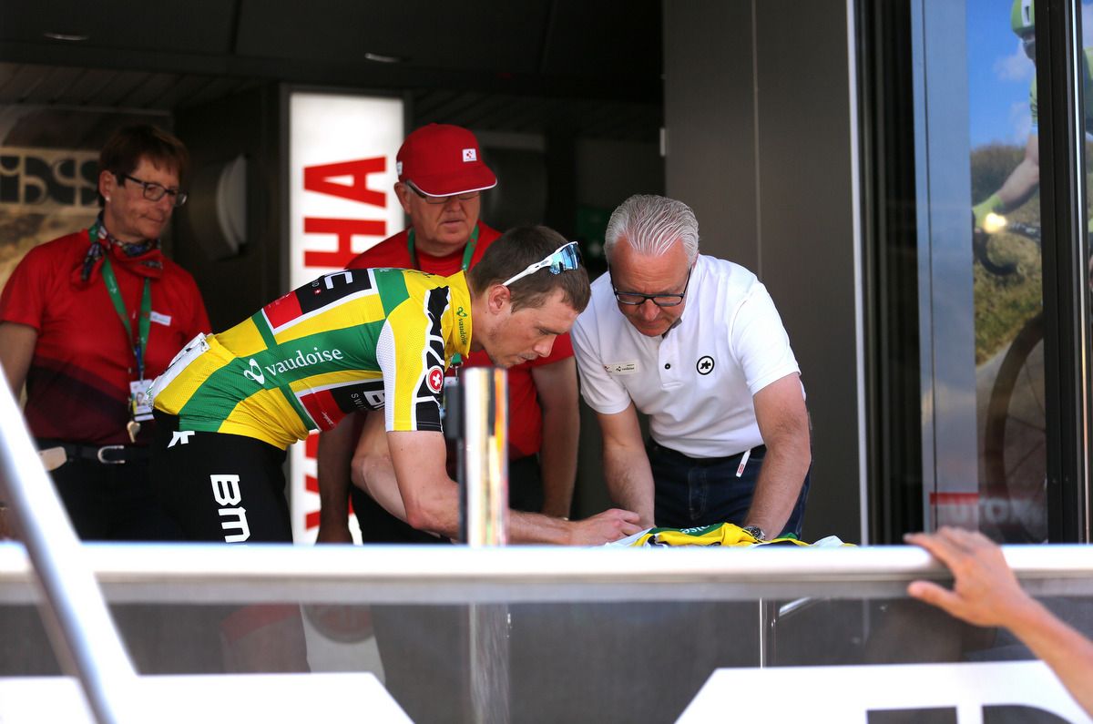 Rohan Dennis (BMC) signing jerseys