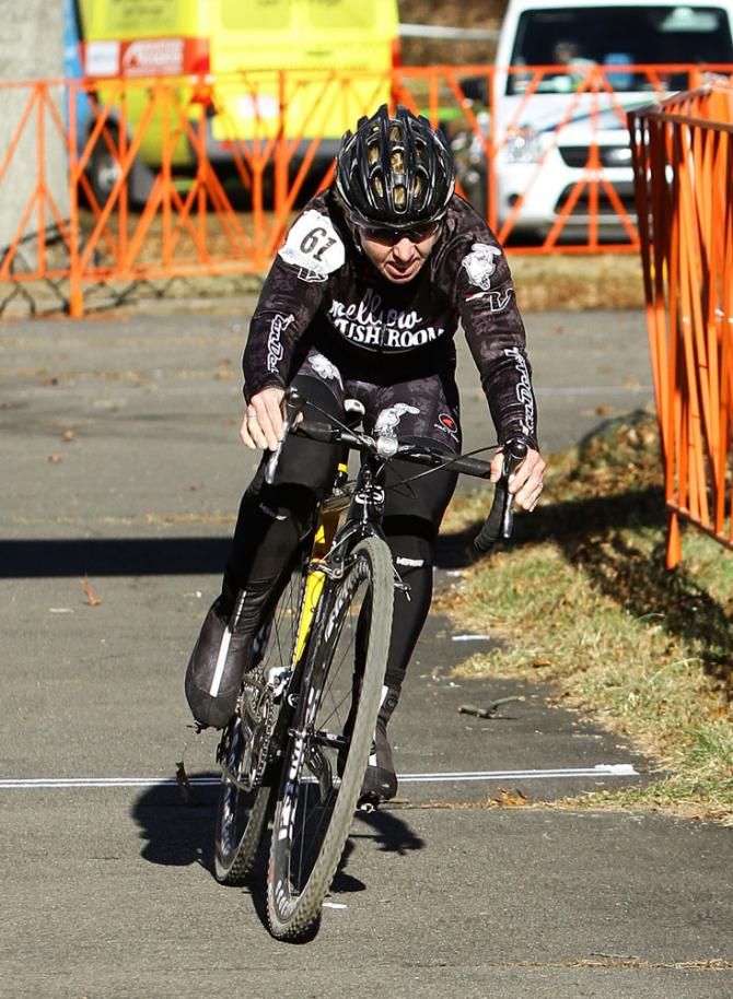 Making it look easy and with a nice lead, Laura Van Gilder (Van Dessel p/b Mellow Mushroom) takes another win.
