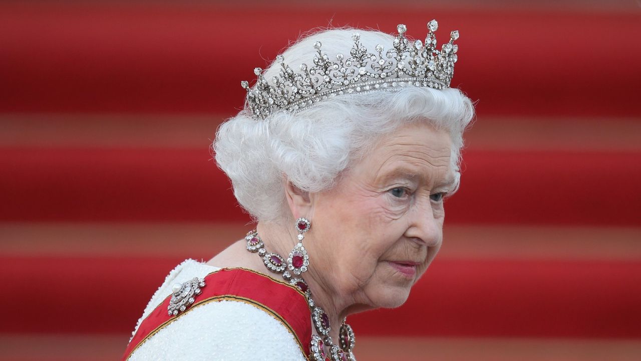 BERLIN, GERMANY - JUNE 24: Queen Elizabeth II arrives for the state banquet in her honour at Schloss Bellevue palace on the second of the royal couple&#039;s four-day visit to Germany on June 24, 2015 in Berlin, Germany. The Queen and Prince Philip are scheduled to visit Berlin, Frankfurt and the concentration camp memorial at Bergen-Belsen during their trip, which is their first to Germany since 2004. (Photo by Sean Gallup/Getty Images)