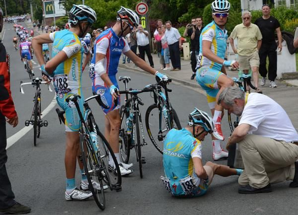 Jani Brajkovic (Astana) gets medical treatment after a crash
