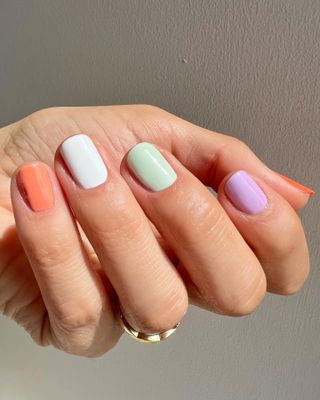 @betina_goldstein pastel manicure