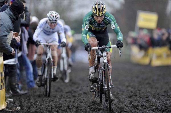 Sven Nys (Landbouwkrediet) leads Zdenek Stybar (Quick Step).