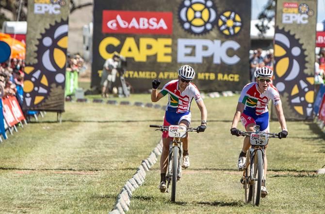 Christoph Sauser and Jaroslav Kulhavy win the Prologue