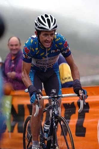 Roberto Heras (Liberty Seguros) flies up the climb of Pajares.