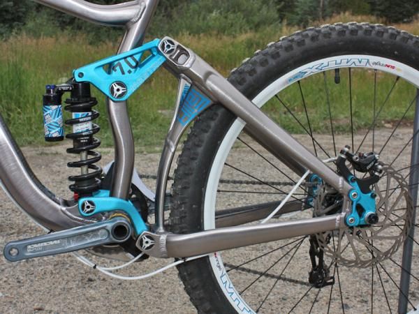 The stout rear triangle features a beefy Y-shaped brace joining the chain stays and seat stays.