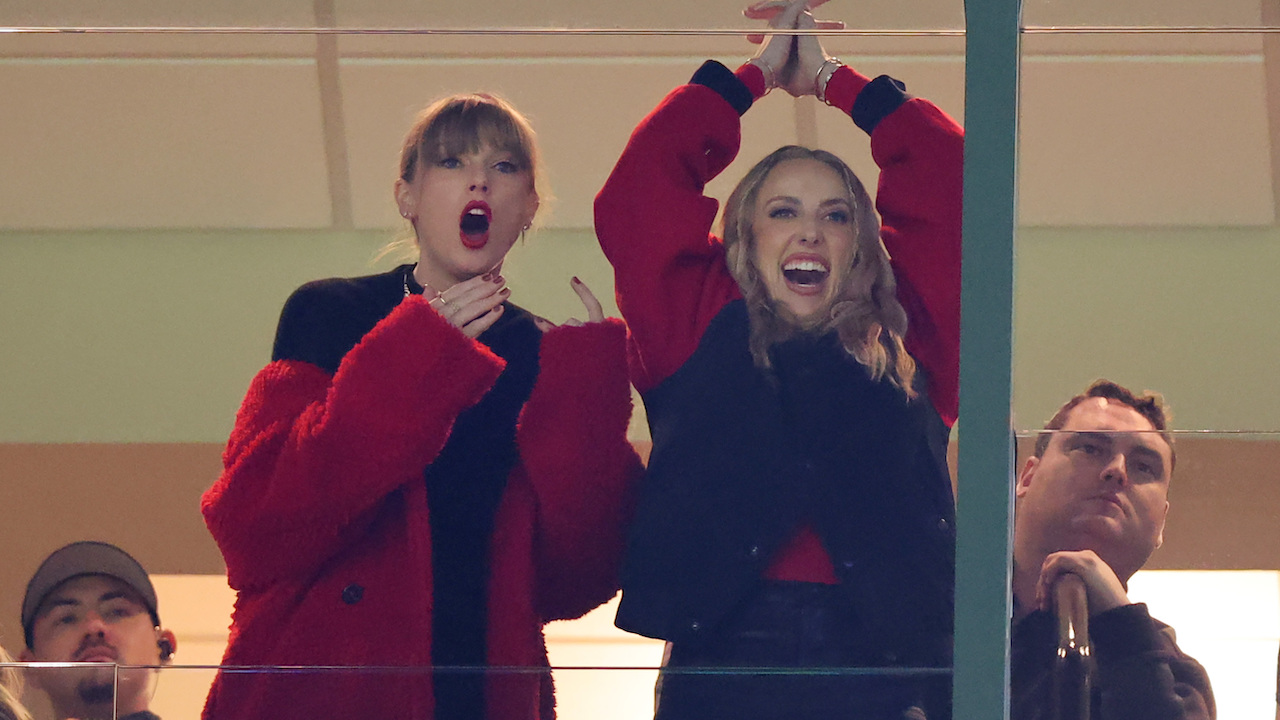 GREEN BAY, WISCONSIN – 3. DEZEMBER: Taylor Swift und Brittany Mahomes reagieren in einer Suite während des Spiels zwischen den Kansas City Chiefs und den Green Bay Packers im Lambeau Field am 3. Dezember 2023 in Green Bay, Wisconsin.  (Foto von Stacy Revere/Getty Images