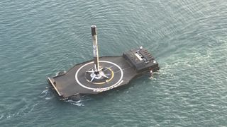 مركبة الفضاء بدون طيار الخاصة بـ SpaceX "نقص Gravitas" يعود إلى الميناء في 31 أغسطس 2021 ، بعد أول هبوط ناجح لصاروخ فالكون 9.