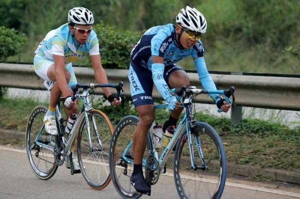 Wang Mei Ying (Trek Marco-Polo) pushes on ahead after the other escapees drop back, except Nazar Jumabekov (Kaz) Kazakhstan who tags along for the ride.