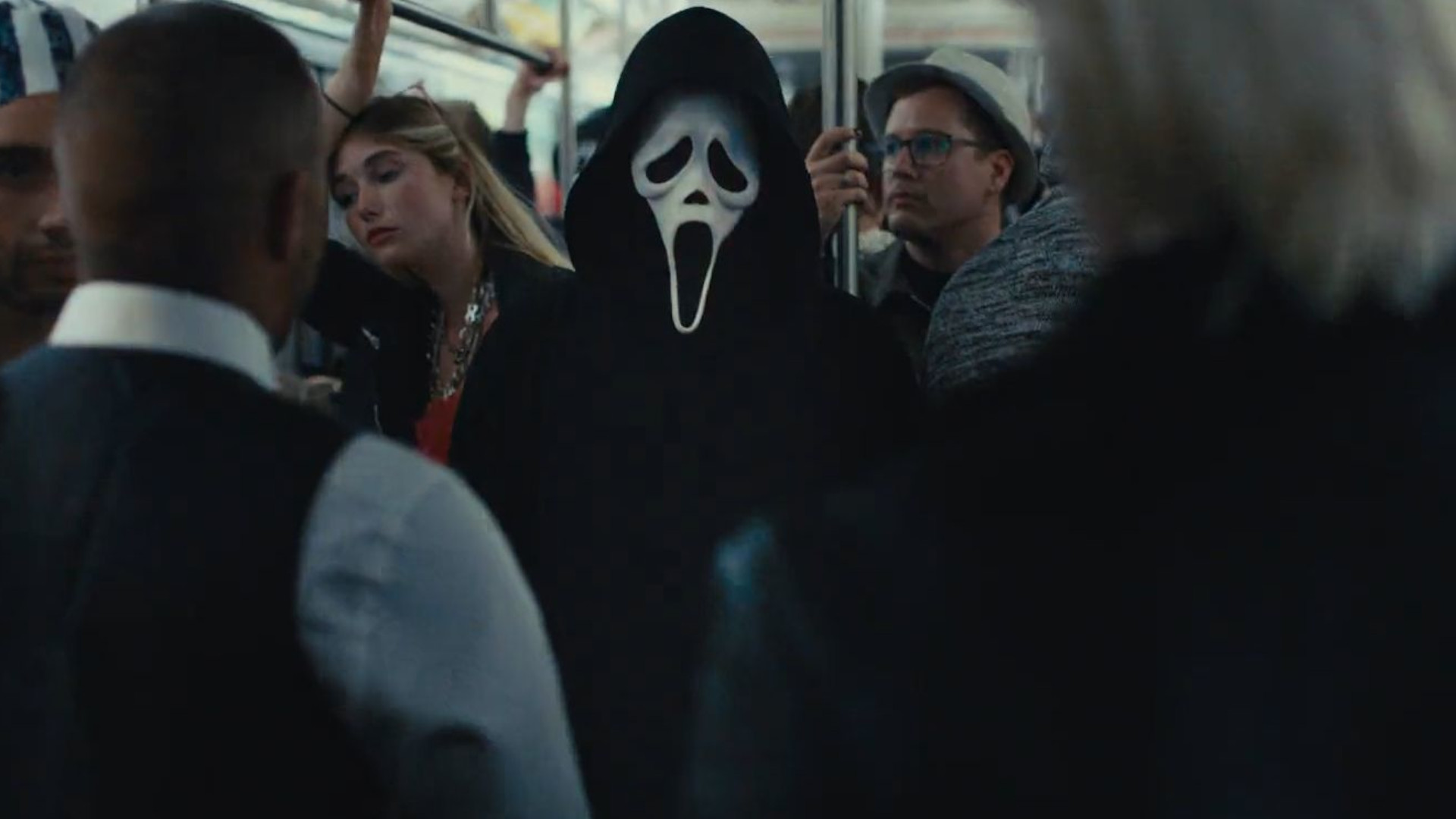 Ghostface di kereta bawah tanah yang penuh sesak selama Scream 6.