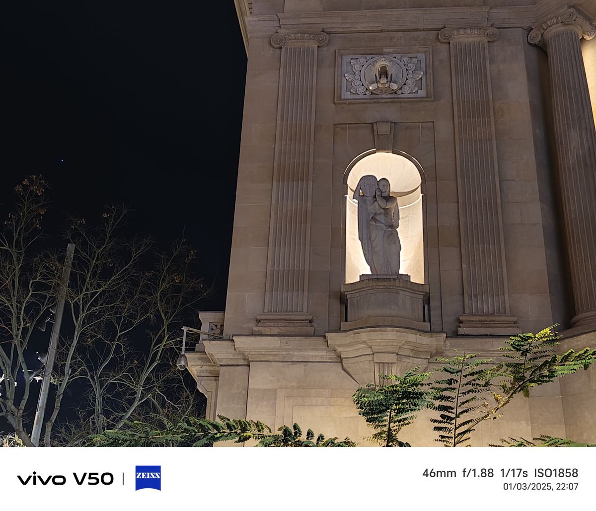 A photo taken on the Vivo V50 at night