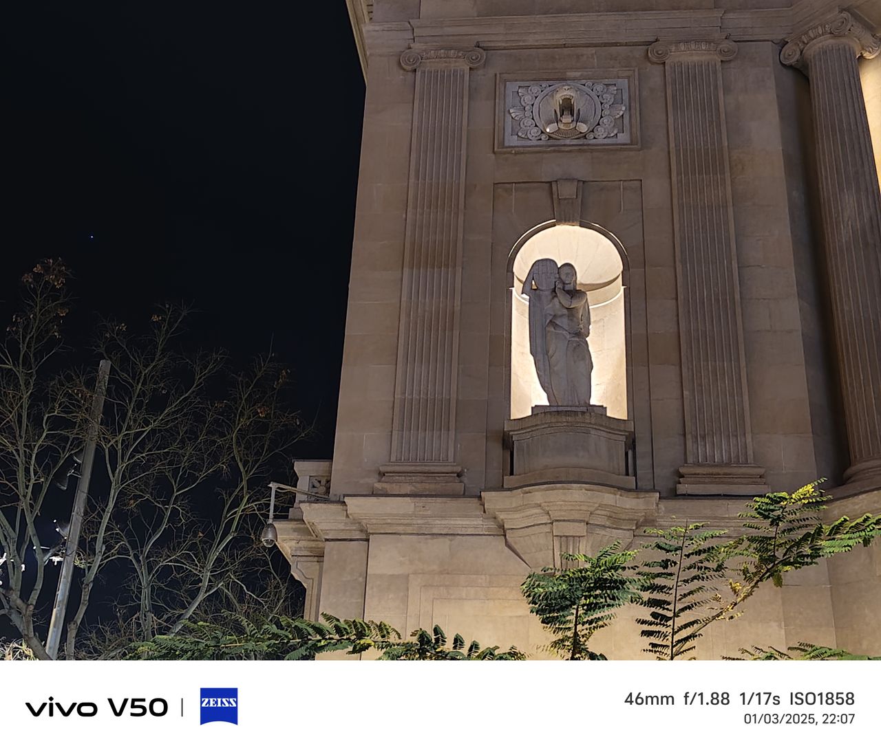 A photo taken on the Vivo V50 at night