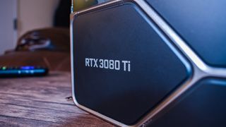 Et skjermkort av typen Nvidia GeForce RTX 3080 Ti står på et trebord