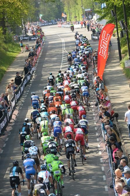 The peloton heads up the Cauberg